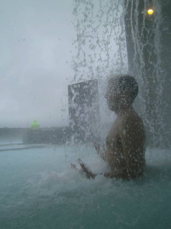 Banho quente de cachoeira na Blue Lagoon, na região de Reykjavik, capital da Islândia